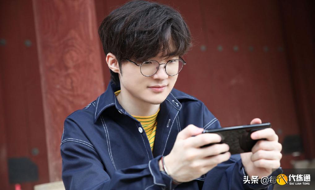 LOL手游空降热搜，若风与灵药相继发声，王者荣耀面临严峻挑战