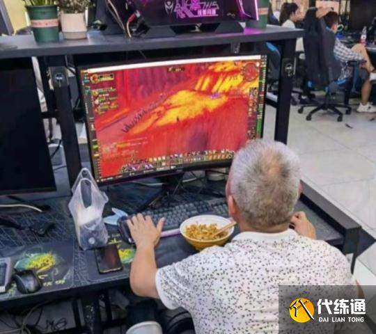 魔兽世界怀旧服TBC有多火？PDD通宵等开服，六旬大爷网吧肝任务